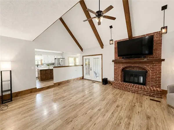 1100 SW 44th ST, Blue Springs, MO 64015