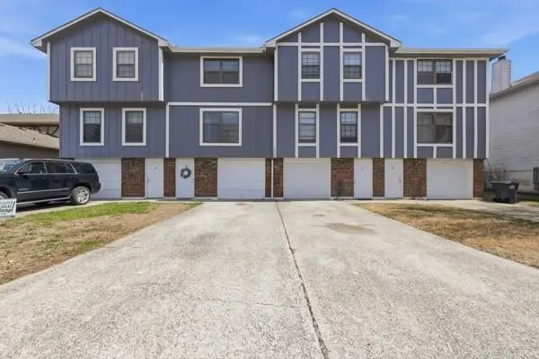 2000 SW 9th ST,  Blue Springs,  MO 64015