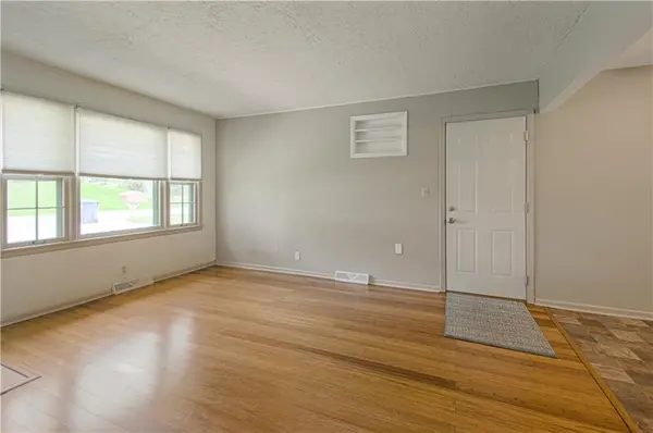820 S Main ST, Liberty, MO 64068