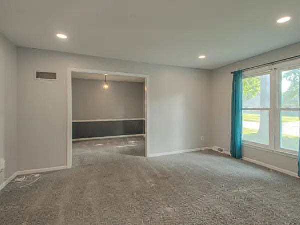 406 Meadow LN, Raymore, MO 64083