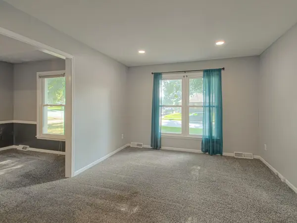 406 Meadow LN, Raymore, MO 64083