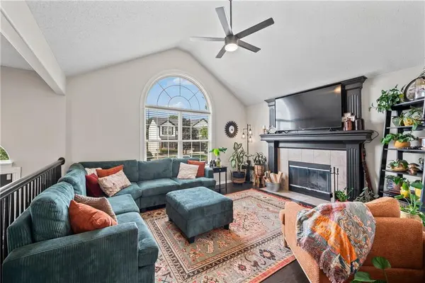 612 NE Cumberland DR, Blue Springs, MO 64014
