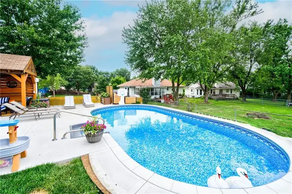 1743 Ridgeview DR, Lee's Summit, MO 64086