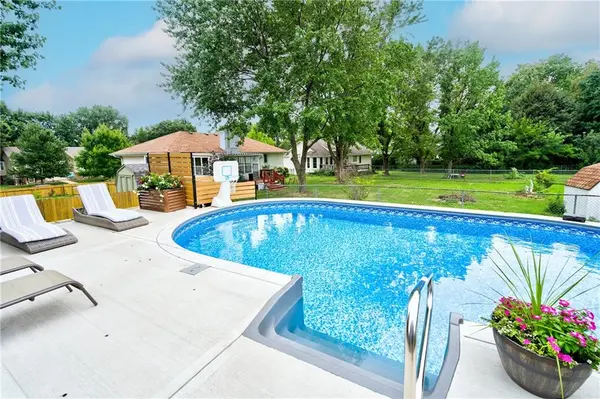 1743 Ridgeview DR, Lee's Summit, MO 64086