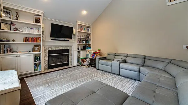 627 NW Timberbrooke DR, Lee's Summit, MO 64081