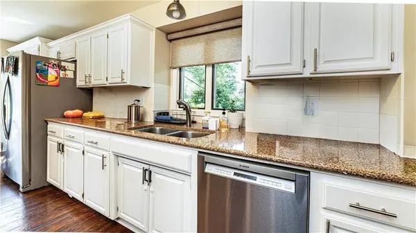 627 NW Timberbrooke DR, Lee's Summit, MO 64081