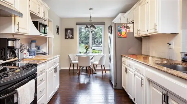 627 NW Timberbrooke DR, Lee's Summit, MO 64081