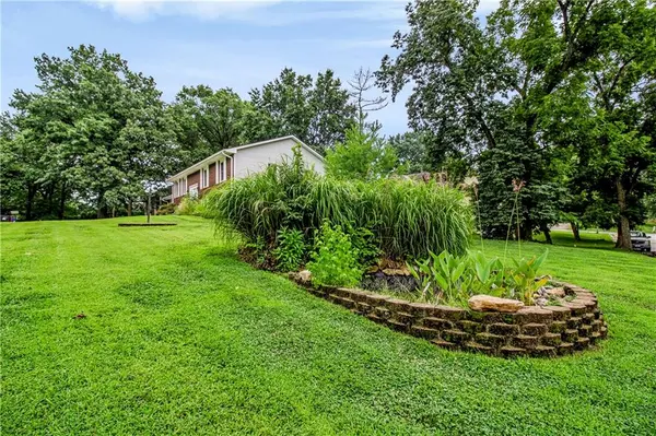 15 Circle DR, Warrensburg, MO 64093