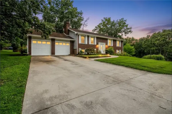15 Circle DR, Warrensburg, MO 64093