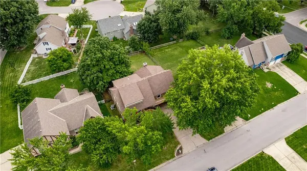 205 NE Noeleen LN, Lee's Summit, MO 64086