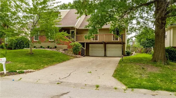 205 NE Noeleen LN, Lee's Summit, MO 64086