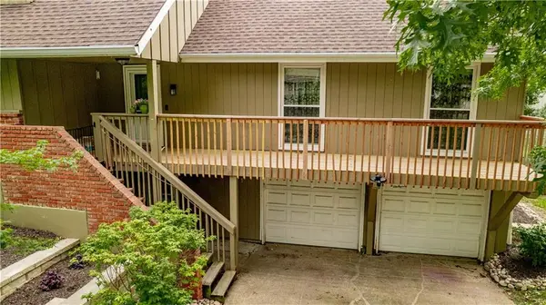 205 NE Noeleen LN, Lee's Summit, MO 64086