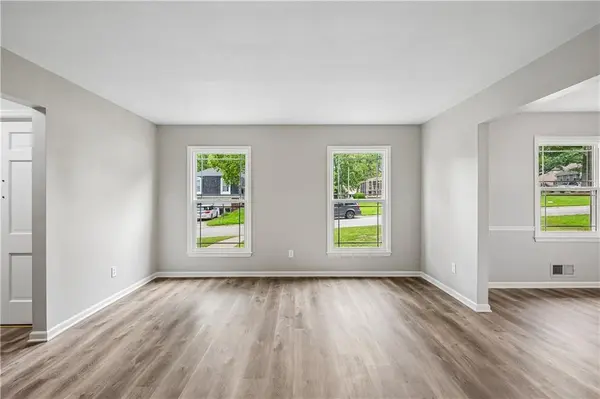 1313 E 98th TER, Kansas City, MO 64131