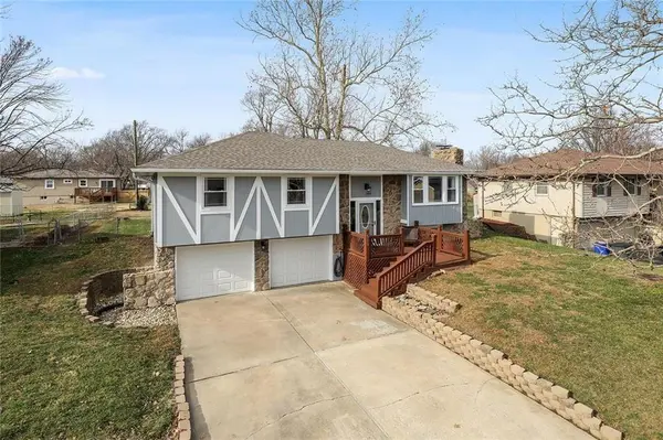 519 S Ridge DR, Olathe, KS 66061