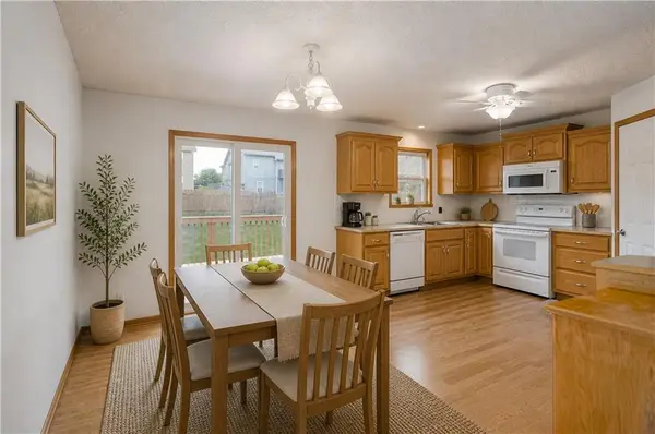 208 Hampton DR, Smithville, MO 64089