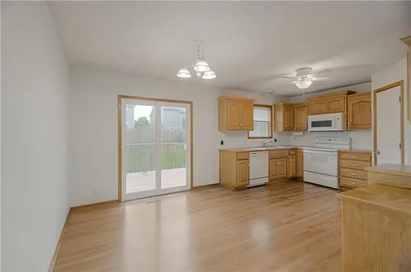 208 Hampton DR, Smithville, MO 64089
