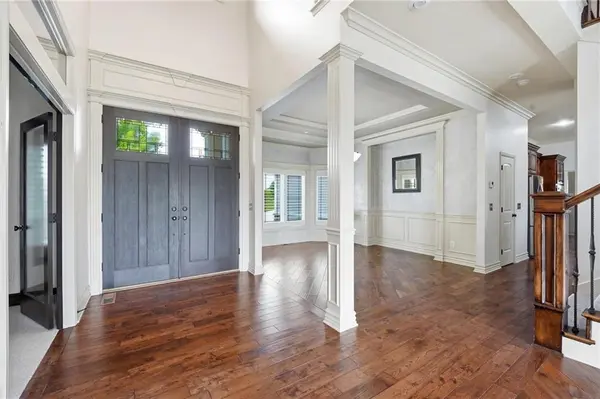 324 NW Thoreau CIR, Lee's Summit, MO 64081