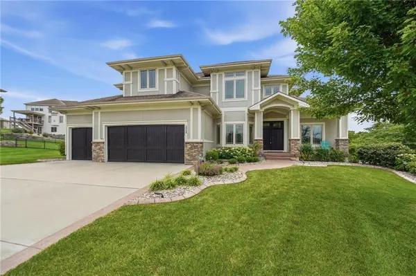 324 NW Thoreau CIR, Lee's Summit, MO 64081