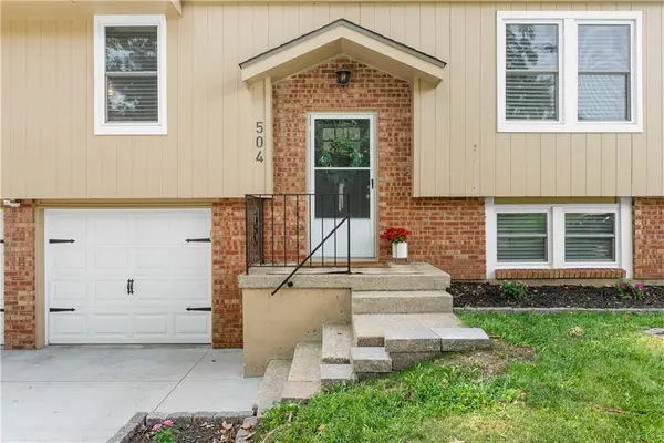 504 SW Killarney LN, Blue Springs, MO 64014