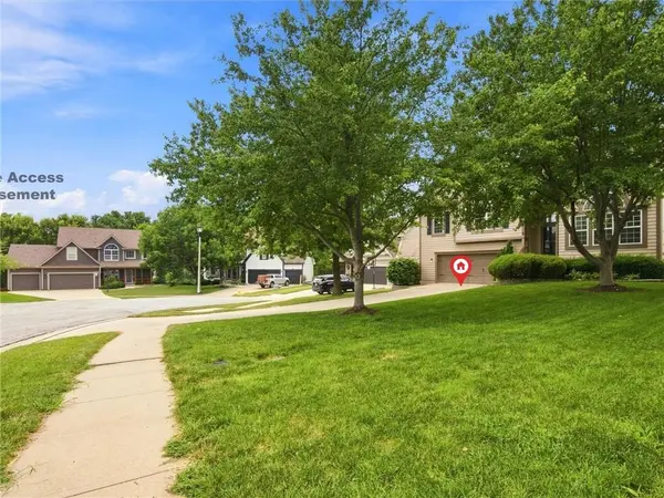 2340 W Trail DR, Olathe, KS 66061