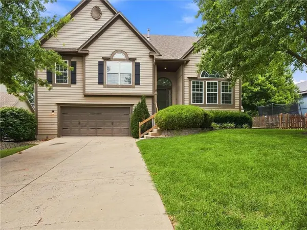 2340 W Trail DR, Olathe, KS 66061