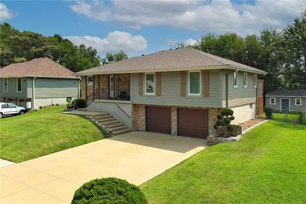 411 SE Claremont ST, Lee's Summit, MO 64063