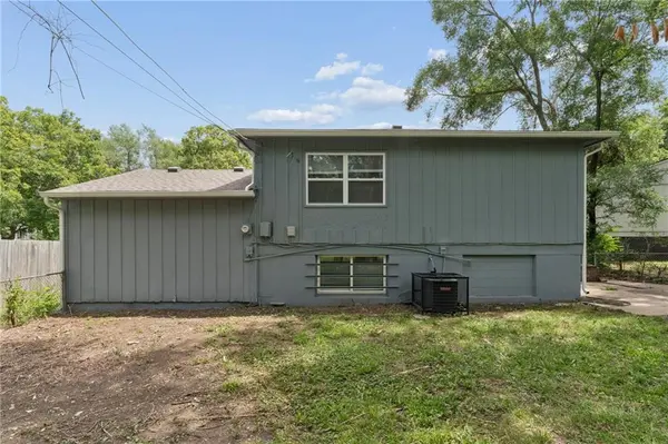 9505 Spring Valley RD, Kansas City, MO 64134