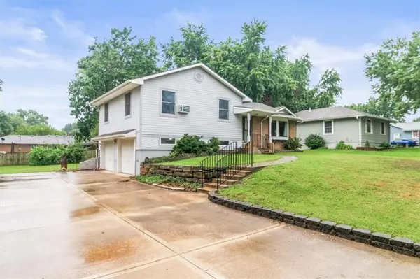 703 E Maple ST, Archie, MO 64725