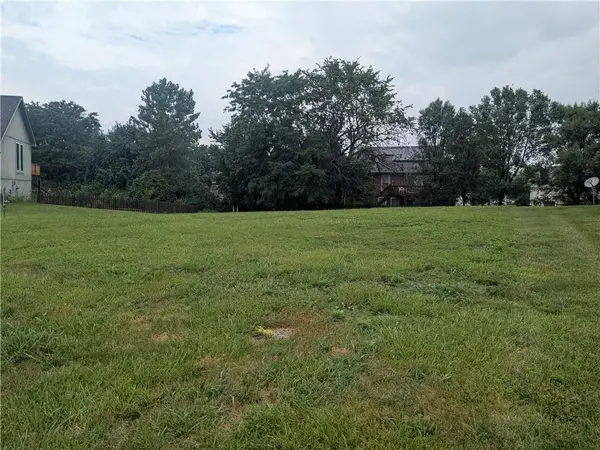 1249 SW Nagona LN, Lee's Summit, MO 64082