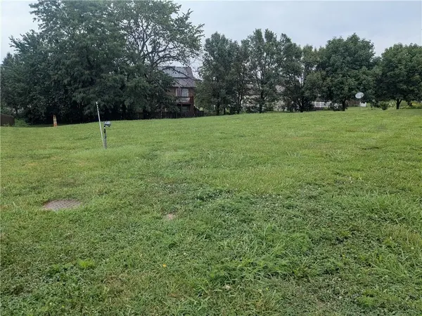 1249 SW Nagona LN, Lee's Summit, MO 64082