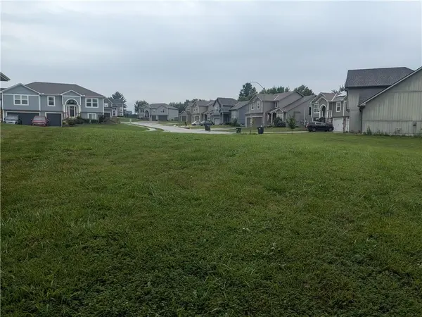 1249 SW Nagona LN, Lee's Summit, MO 64082