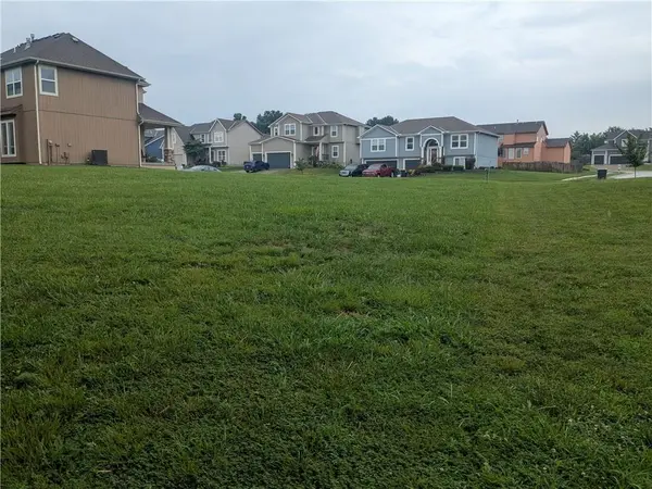 1249 SW Nagona LN, Lee's Summit, MO 64082