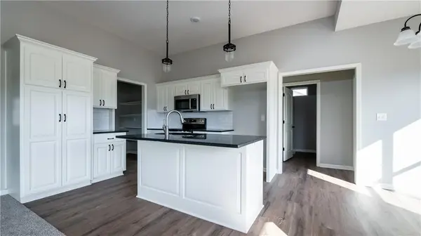 1307 NE White Oaks LN, Oak Grove, MO 64075