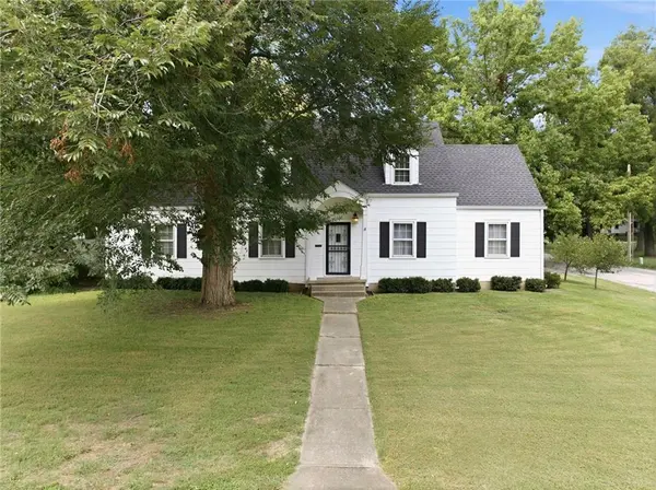 1204 E Walnut ST, Harrisonville, MO 64701