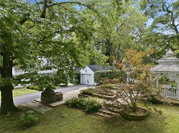 1204 E Walnut ST, Harrisonville, MO 64701