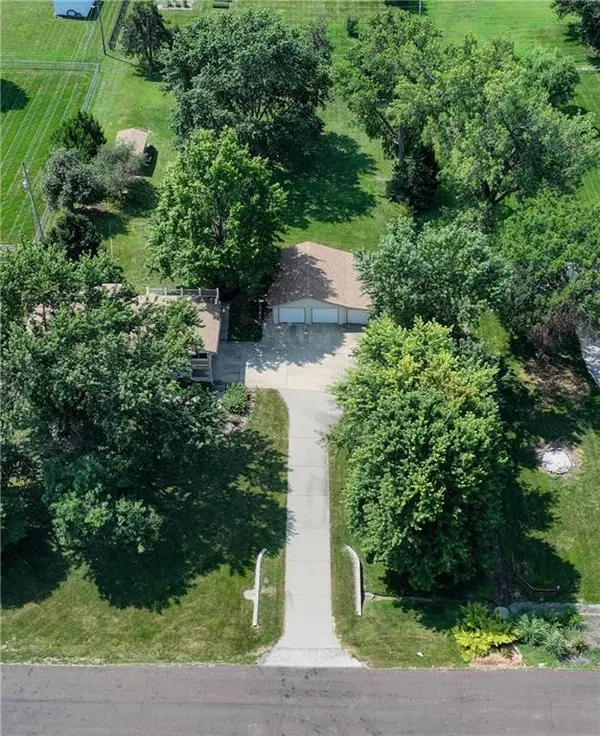 15121 Briarwood DR, Basehor, KS 66007