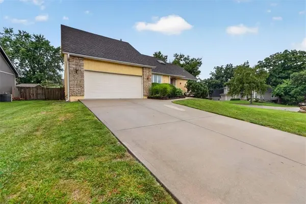 7602 Parkhill ST, Shawnee, KS 66216