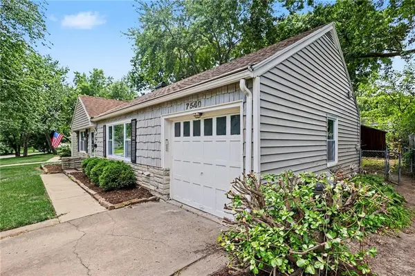 7540 Rainbow DR, Prairie Village, KS 66208