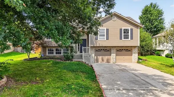 524 NE Topaz DR, Lee's Summit, MO 64086