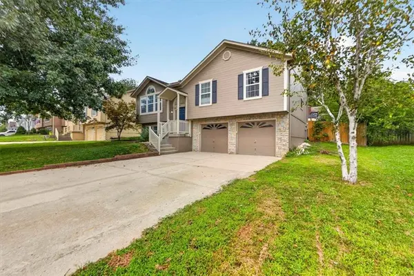 524 NE Topaz DR, Lee's Summit, MO 64086
