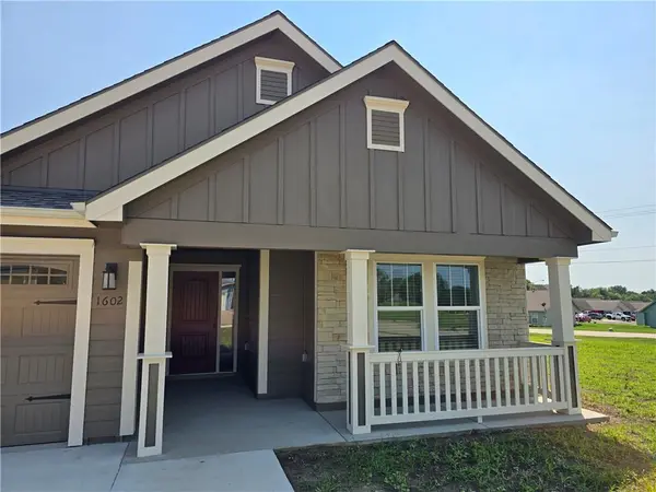 1602 Bluestem DR, Ottawa, KS 66067