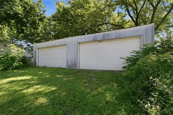 413-415 S Orchard ST, Clinton, MO 64735
