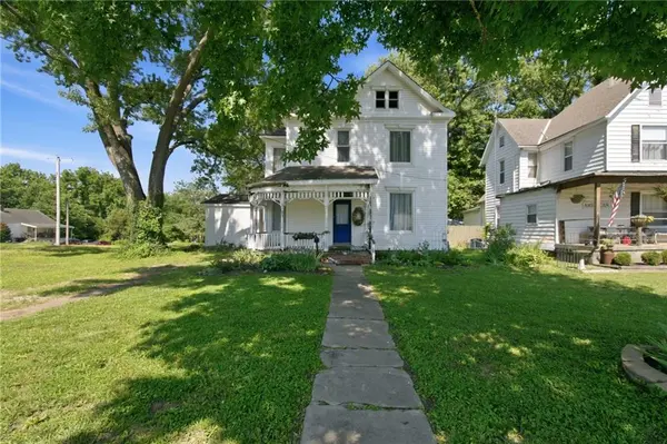 413-415 S Orchard ST, Clinton, MO 64735