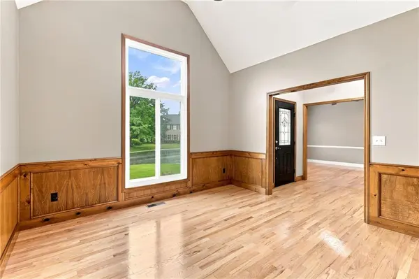 608 NE Ashmont PL, Lee's Summit, MO 64064