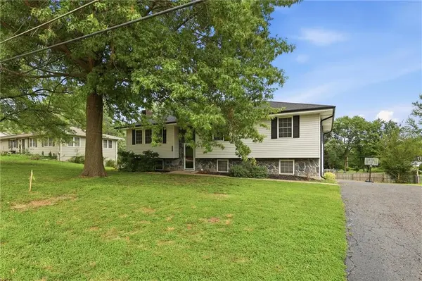 1207 S 104 ST, Edwardsville, KS 66111