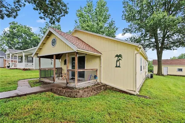 505 W Shawnee ST, Paola, KS 66071