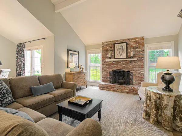 3919 NE Sequoia ST, Lee's Summit, MO 64064