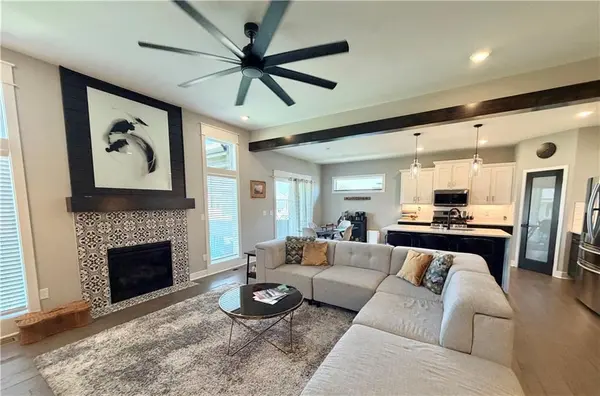 213 SW Davenport DR, Blue Springs, MO 64014