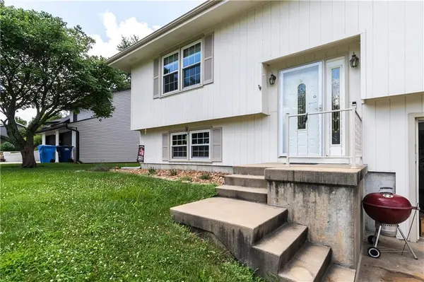1178 S Delaware DR, Tonganoxie, KS 66086