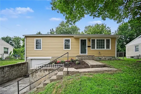 507 E Meadow LN, St Joseph, MO 64501